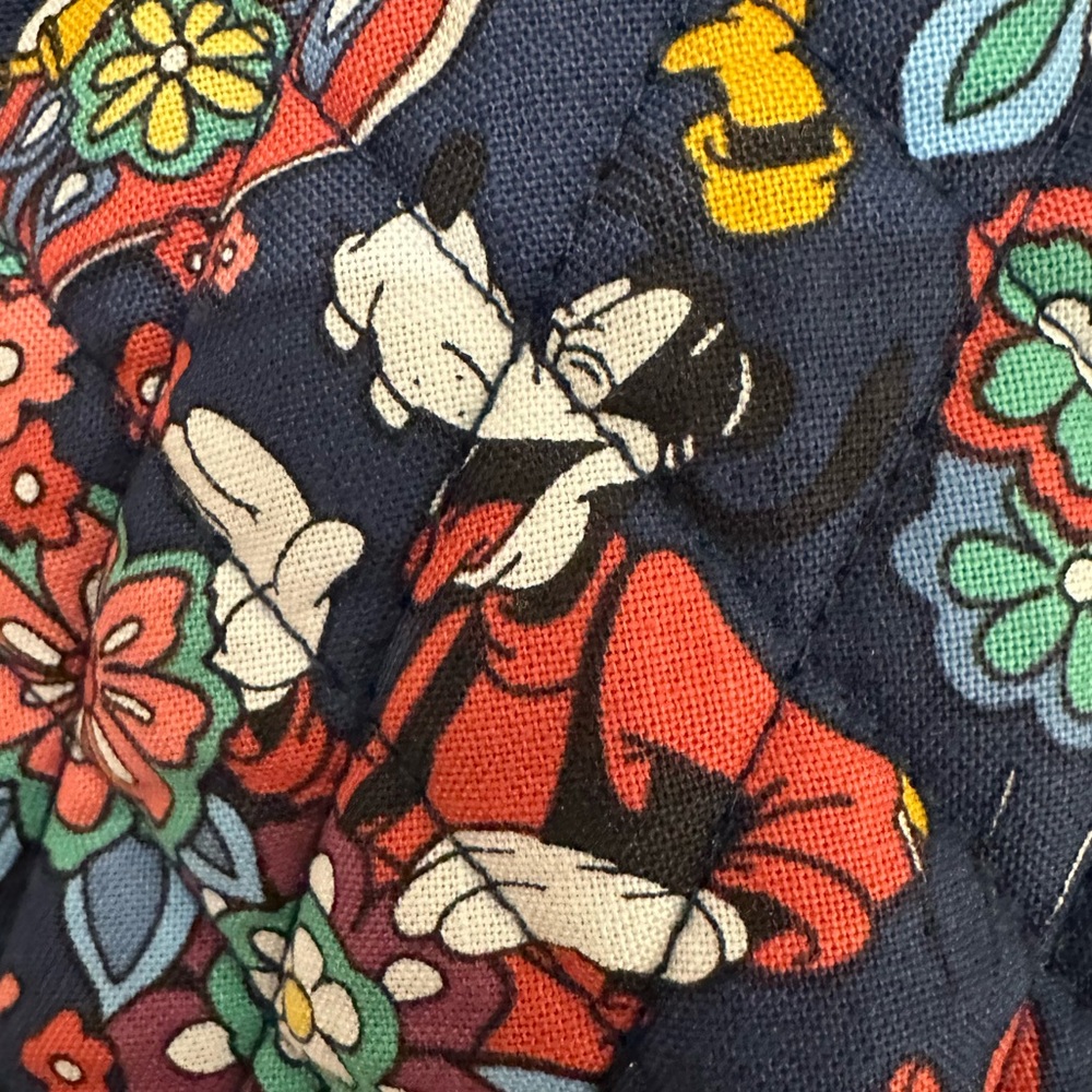 Vera Bradley Limited Edition Mickey and Friends Large Travel Duffel NWT - Picture 11 of 14